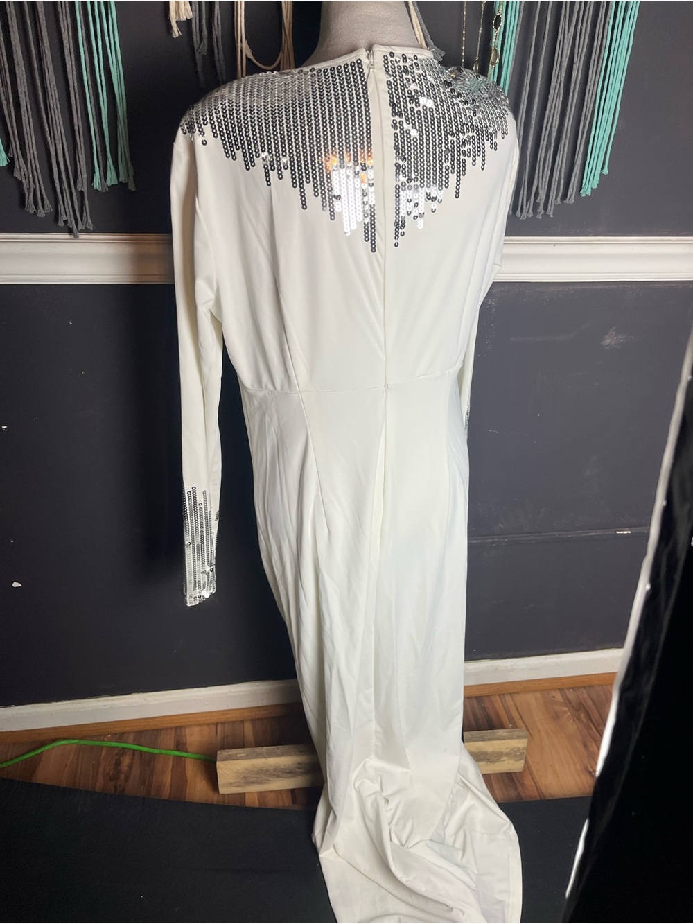 Fashion to Figure Size 1 (size 14/16) White and Sequin Dress - Picture 5 of 11